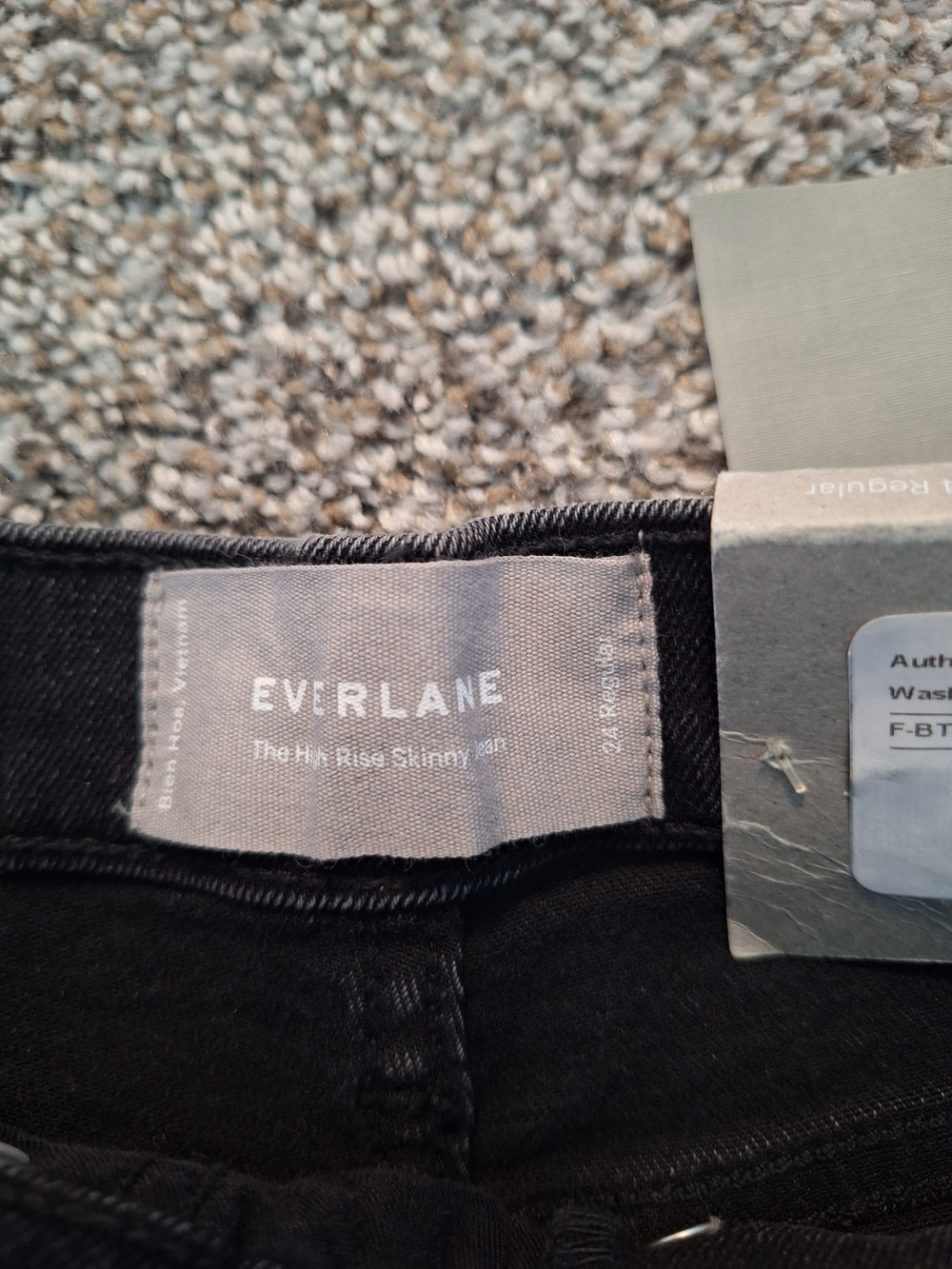 Everlane High-Rise Skinny Jean in Washed Black - Picture 4 of 4